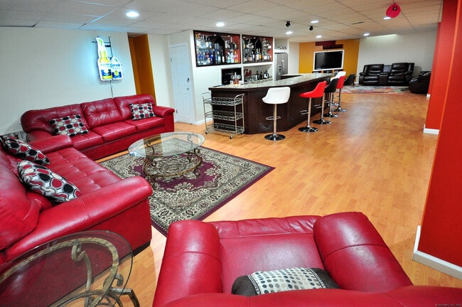 Building Photo - 3 Maplecrest Ln