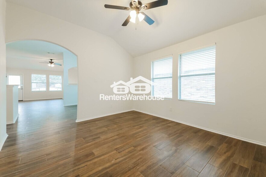 Building Photo - 1096 Oakbrook St