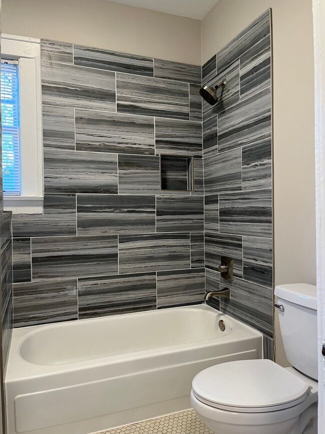 Building Photo - Very Spacious 2/2.5 Condo w/ Off-Street Pa...