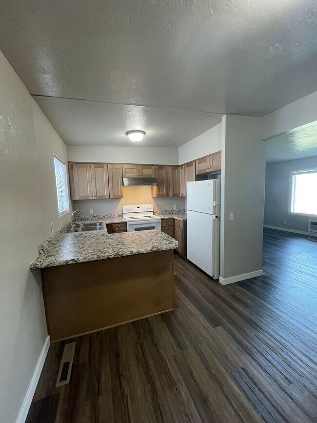 Building Photo - P0089 - 601-603 Woodstock