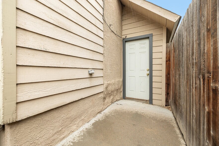Building Photo - 2482 W Argyle Pl