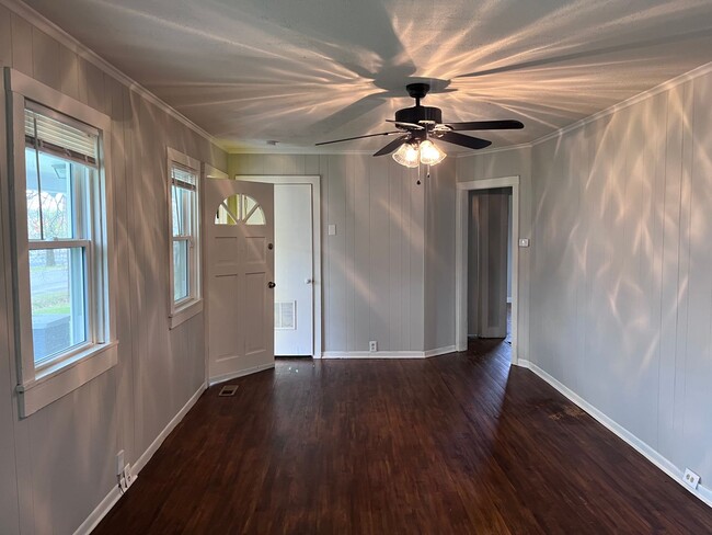 Building Photo - Cute 3 bedroom, 1 bath in Madison