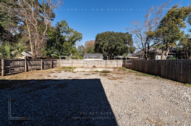 Building Photo - 1704 McGill Ave