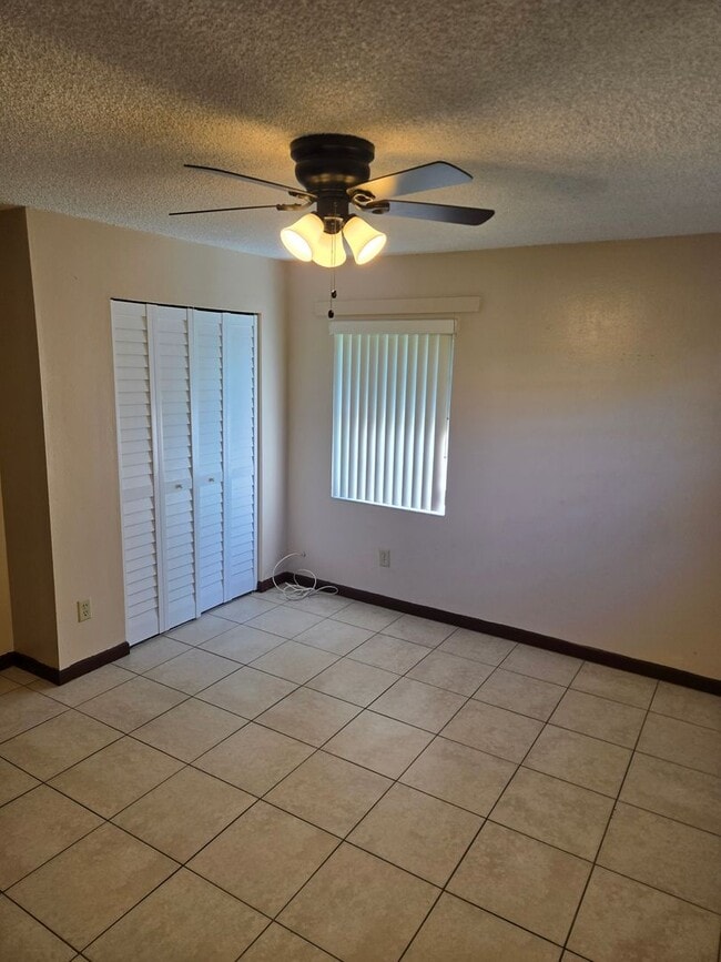 Building Photo - SPACIOUS 2 BEDROOM 1 BATH DUPLEX LOCATED I...