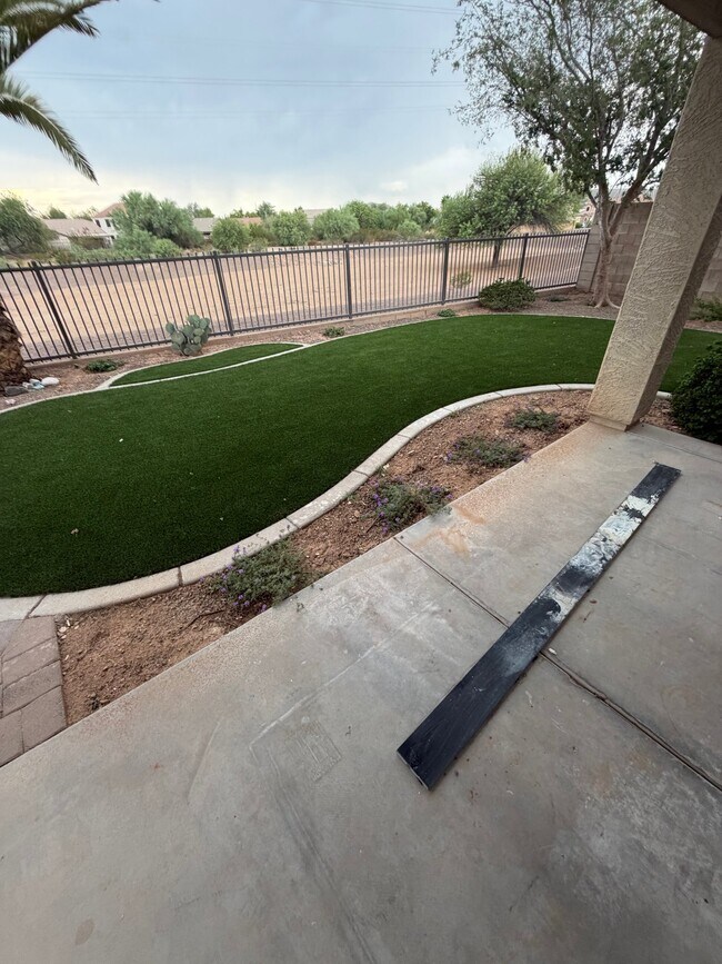 Building Photo - 2741 E Quiet Hollow Ln