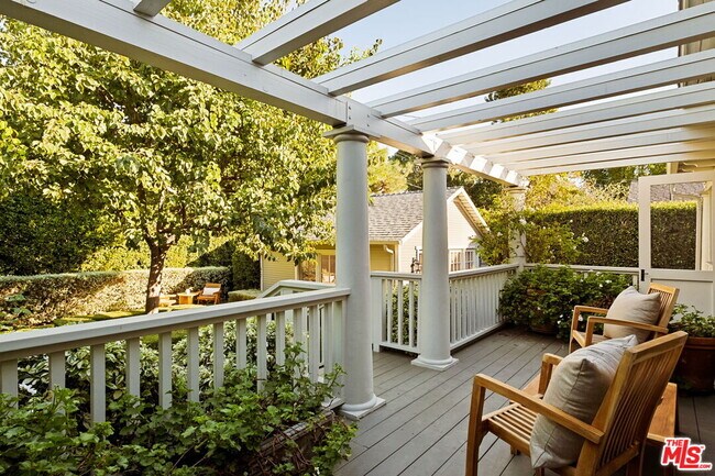 Building Photo - 1438 N Orange Grove Ave