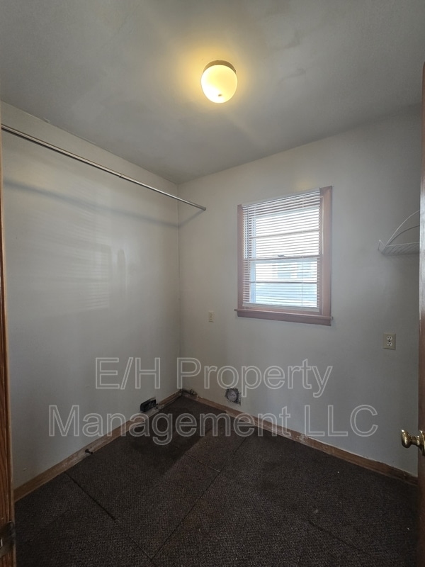 Building Photo - 526 N Martinson Ave