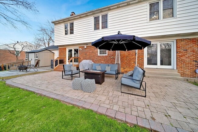 Building Photo - ABSOLUTELY GEORGEOUS 5BD/3.5BA Fully-Renov...