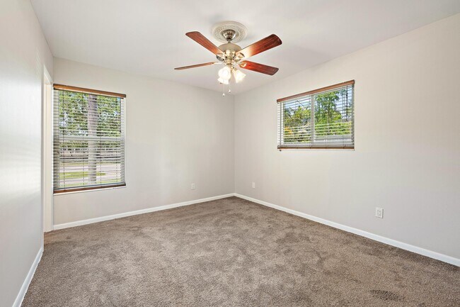 Building Photo - 272 Holly Dr