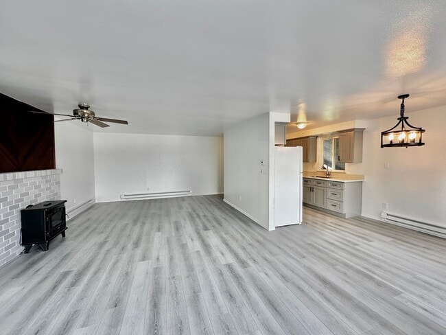 Building Photo - Newly Remodeled Top-Floor Duplex w/ Lake a...