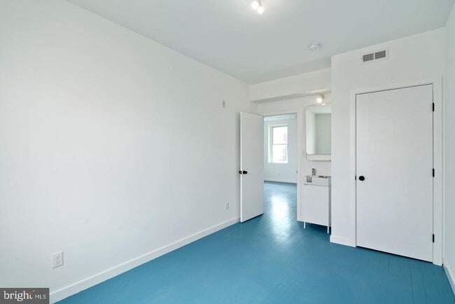 Building Photo - 2329 Frankford Ave