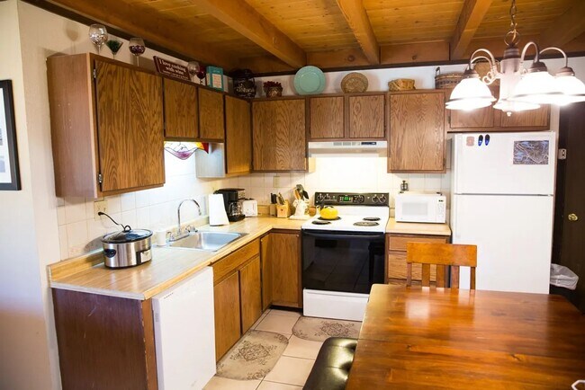Building Photo - Winter Seasonal Rental- Treehouse H 307