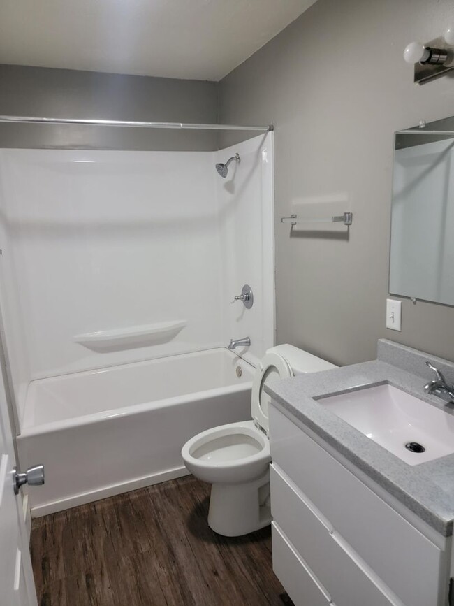 Building Photo - Awesome Remodeled  3 bedroom 2 bath single...