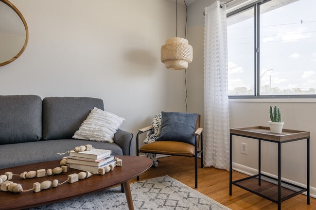 Building Photo - 5601 N Northwood Rd