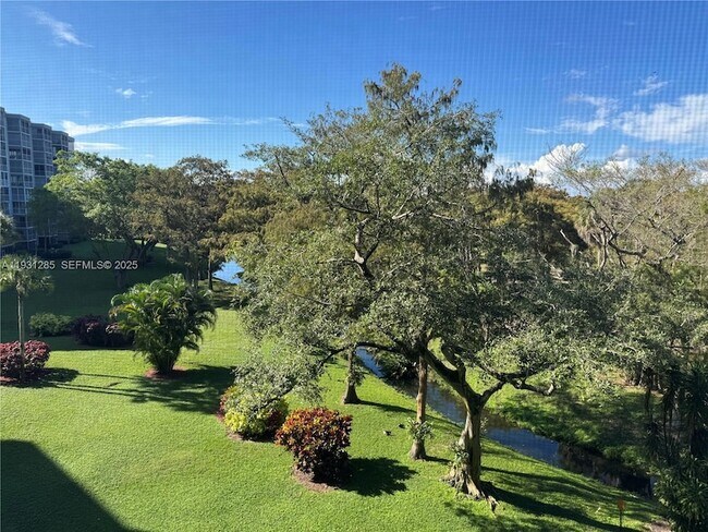 Building Photo - 625 Oaks Dr