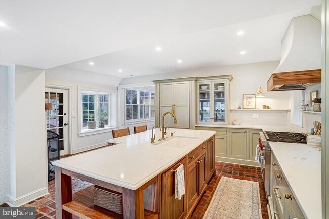 Building Photo - 7153 Main St