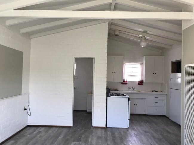 Nice open kitchen area - 6675 Sunset Rd
