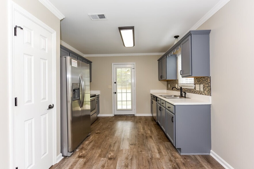 Building Photo - 3932 Rock Creek Dr