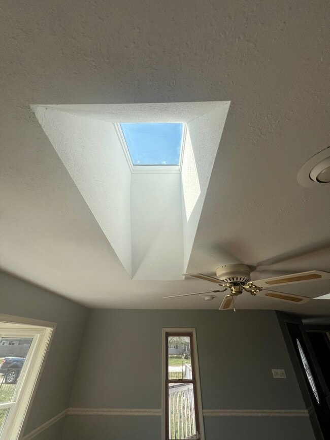 Building Photo - 3 bedrooms/2 bathrooms with detached 2 car...