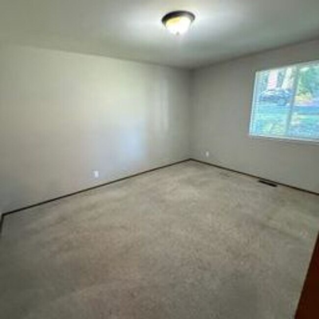 Building Photo - Beautiful home in highly desirable Bellevue neighborhood.