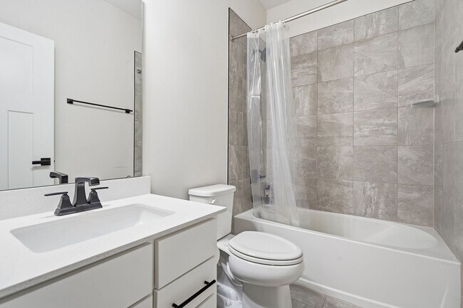 Building Photo - BEAUTIFUL TOWNHOME IN A GREAT AMENTIES!