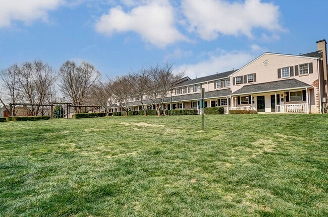 Building Photo - Charming Townhome in Sought-After Williams...