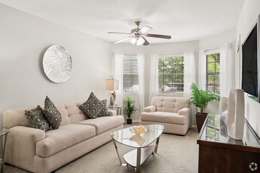 Marilyn 2BR, 1.5BA - 1,000SF - Living Room - Franklin Woods - Students: Save up to 10%!