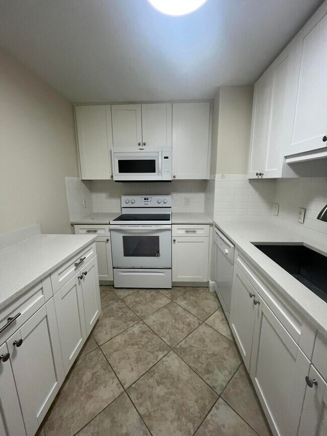 Building Photo - 5600 N Flagler Dr