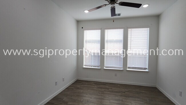 Building Photo - 10231 Sovereign Dr