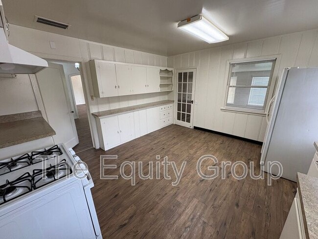 Building Photo - 309 W Noble Ave