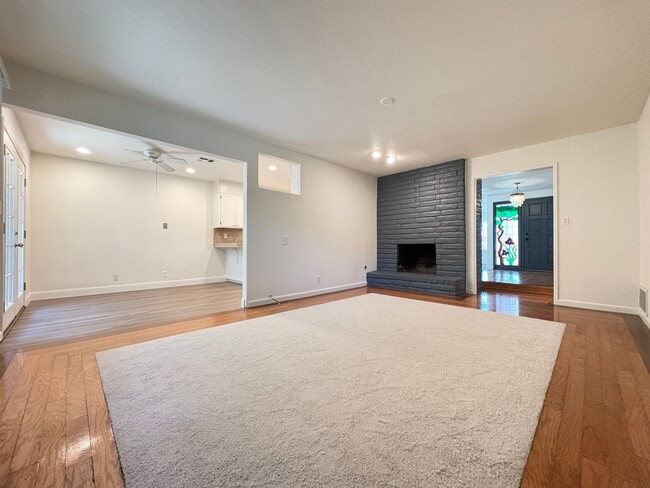Building Photo - Beautiful 3 Bed, 2 Bath Home in a Desirabl...