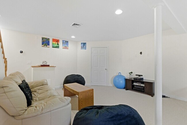 Building Photo - 16 Windsor Rd