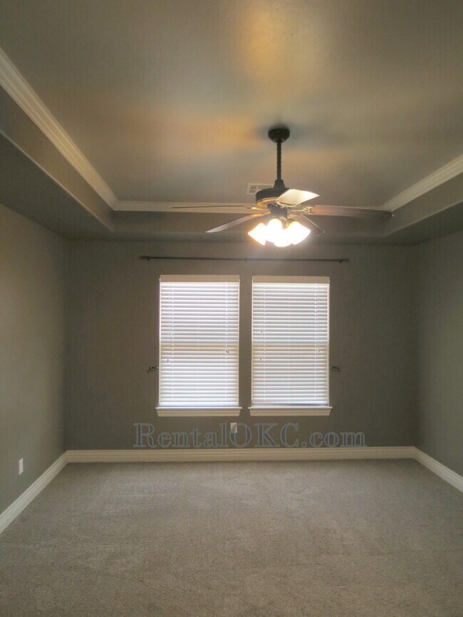 Building Photo - Stunning 3 Bed/2 Bath with office with bea...