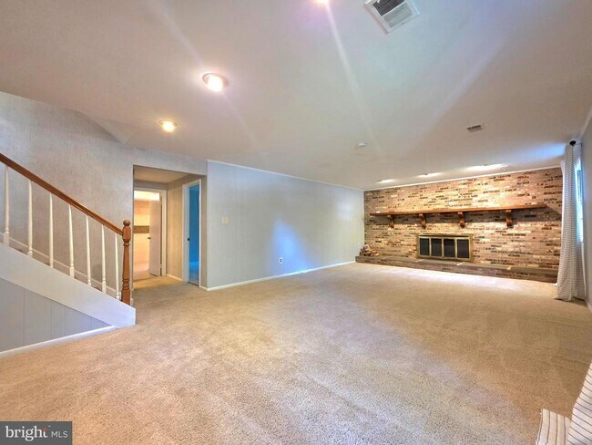 Building Photo - 2215 Collingwood Rd
