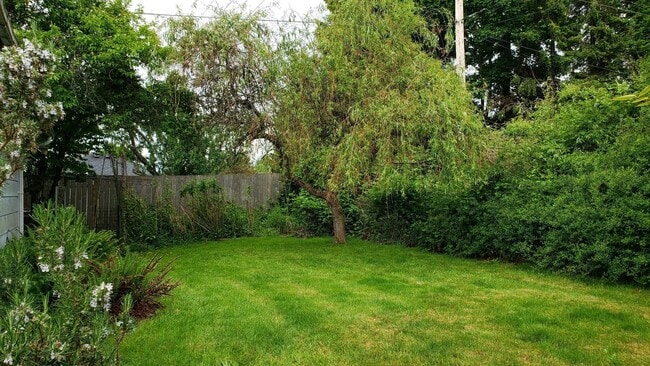 Building Photo - Available Now - 2bed, 1 bath house