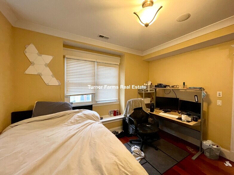 Building Photo - 15 Eldora St