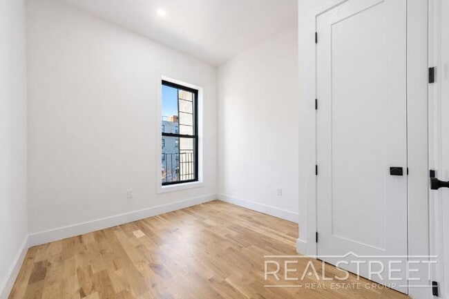 Building Photo - Brand New 4 Bed 4 Bath with in unit WD!