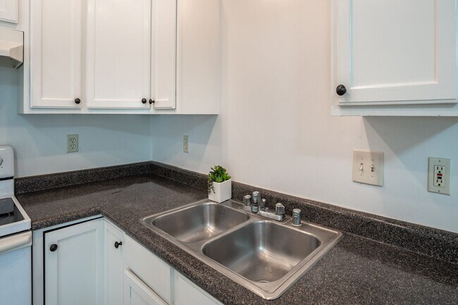 Building Photo - Unfurnished, 1 Bedroom/1 Bath, Ohana