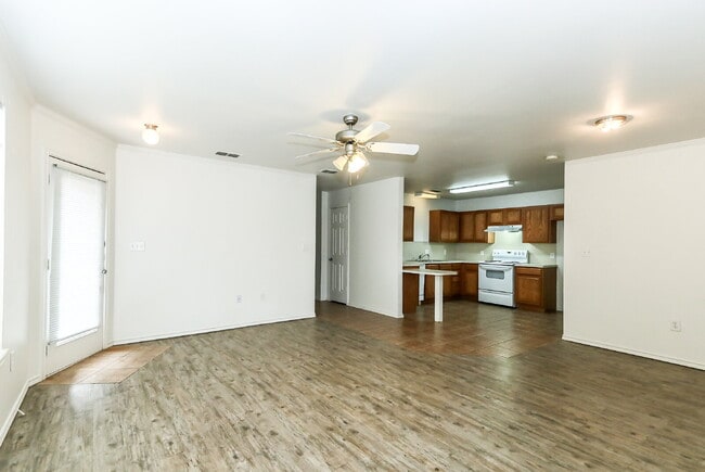 Building Photo - 3 Bedroom, 3 Bath, 2 Car Garage Duplex.