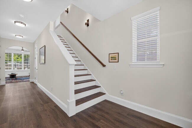 Building Photo - 706 W 44th St