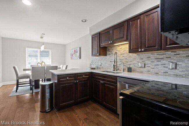 Building Photo - 1125 Meadowglen Ct