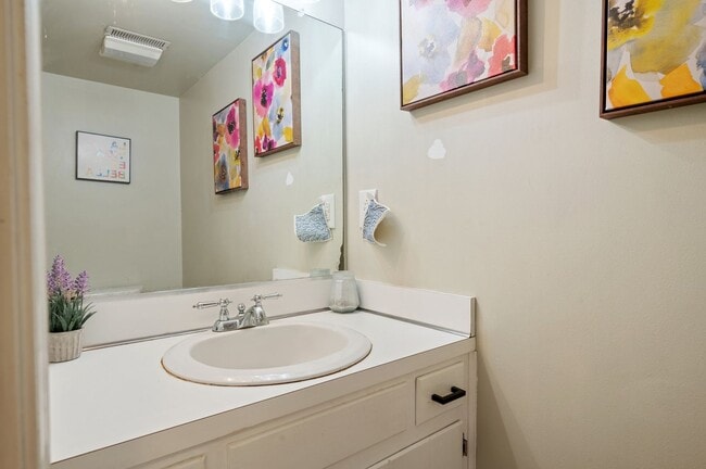 Building Photo - Central Newport News