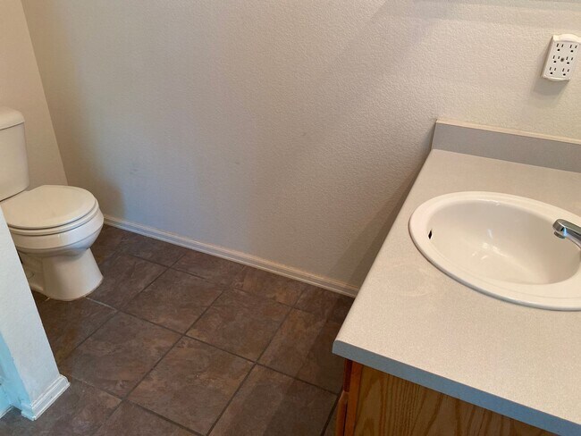 Building Photo - Wonderfully updated and maintained 3 bedro...