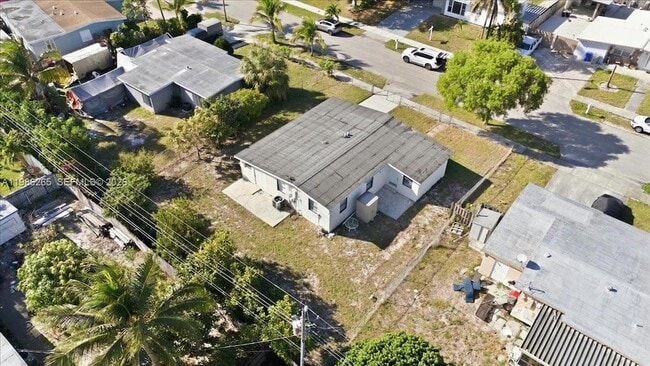 Building Photo - 1400 NE 43rd Ct