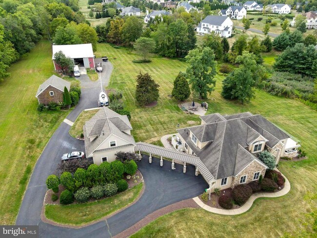 Building Photo - 86 Aqueduct Rd