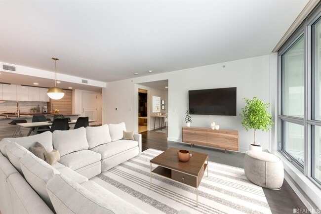 Building Photo - 718 Long Bridge