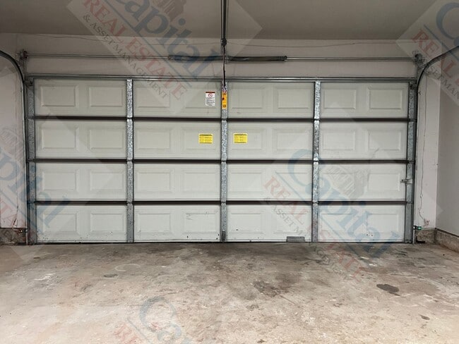 Building Photo - Spacious 3 Bedroom
