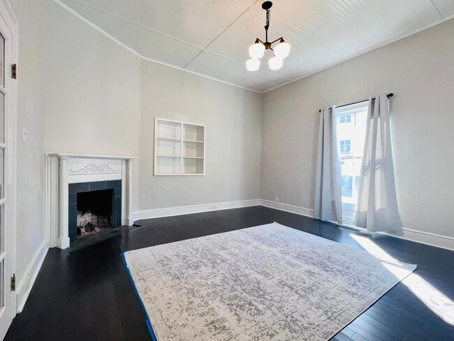 Building Photo - Charming home, gourmet kitchen, and large backyard in Oxford