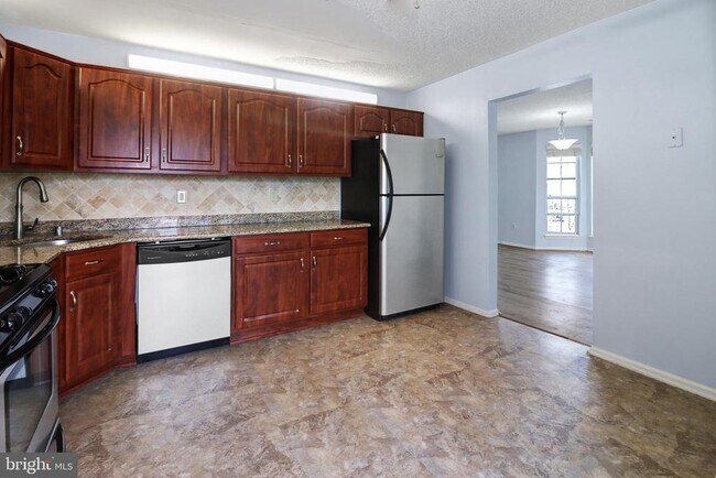 Building Photo - 2 Cheverny Ct