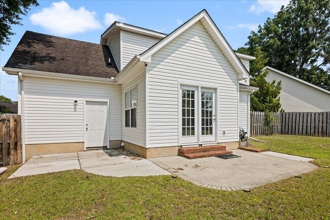 Building Photo - 2044 Shoreline Dr